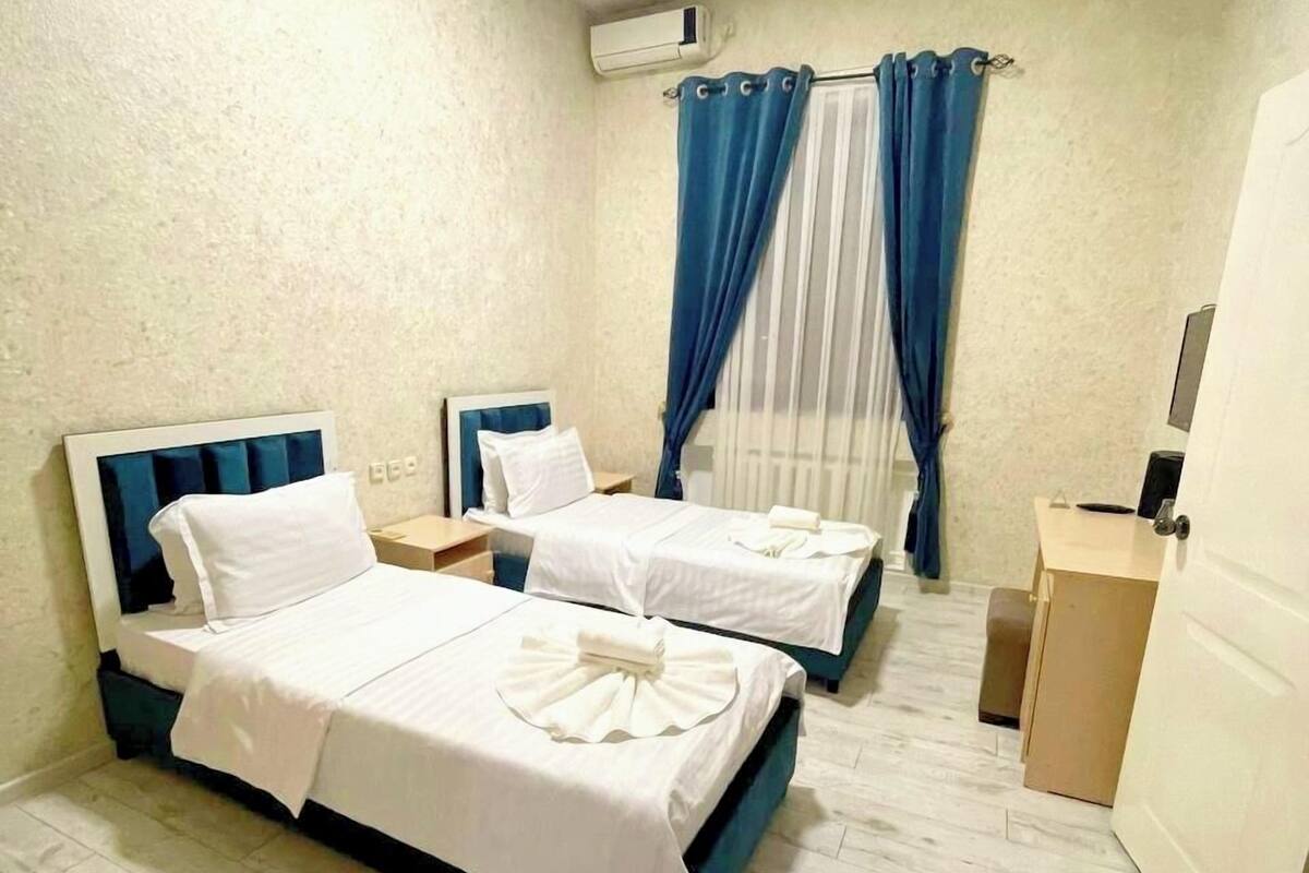 Habitación básica con 2 camas individuales | Escritorio, espacio para trabajar con laptop y wifi gratis