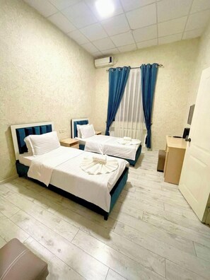 Habitación básica con 2 camas individuales | Escritorio, espacio para trabajar con laptop y wifi gratis