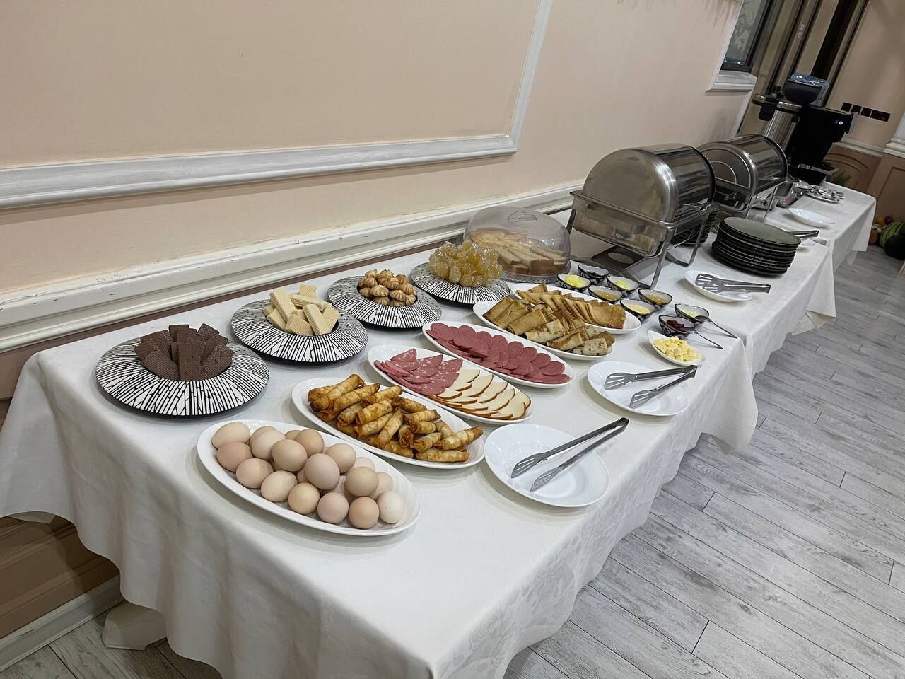 Tägliches inbegriffenes kontinentales Frühstück