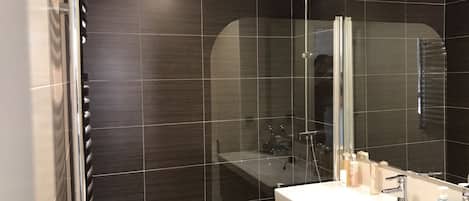 Dusche, Haartrockner, Bidet, Handtücher