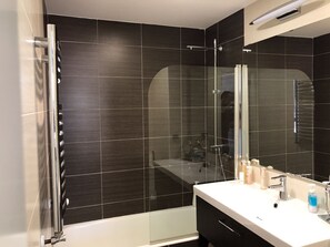 Chuveiro, secador de cabelo, bidê, toalhas de banho