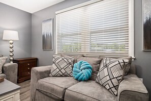 Smart TV - A Post-Impressionist`s Muse: 2BD close to PIA (Bartonville)