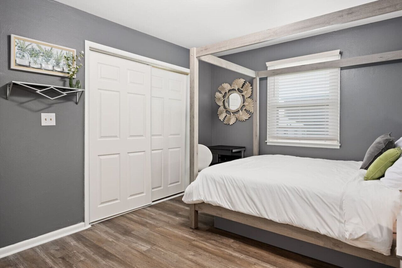 2 makuuhuonetta, työpöytä, silitysrauta/-lauta, ilmainen Wi-Fi