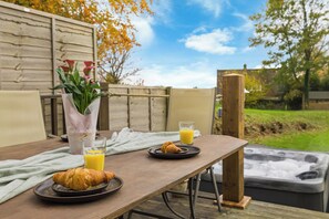 Outdoor dining - Rustic and Quirky Comfortable Cottage with Hot Tub (Old Heathfield)