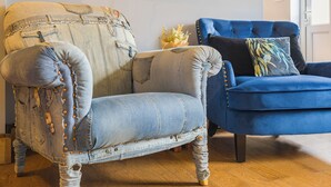 Une pièce avec un canapé bleu et un fauteuil de style denim orné de surpiqûres décoratives.
