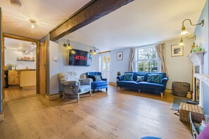 智能电视、壁炉、书、立体声音响