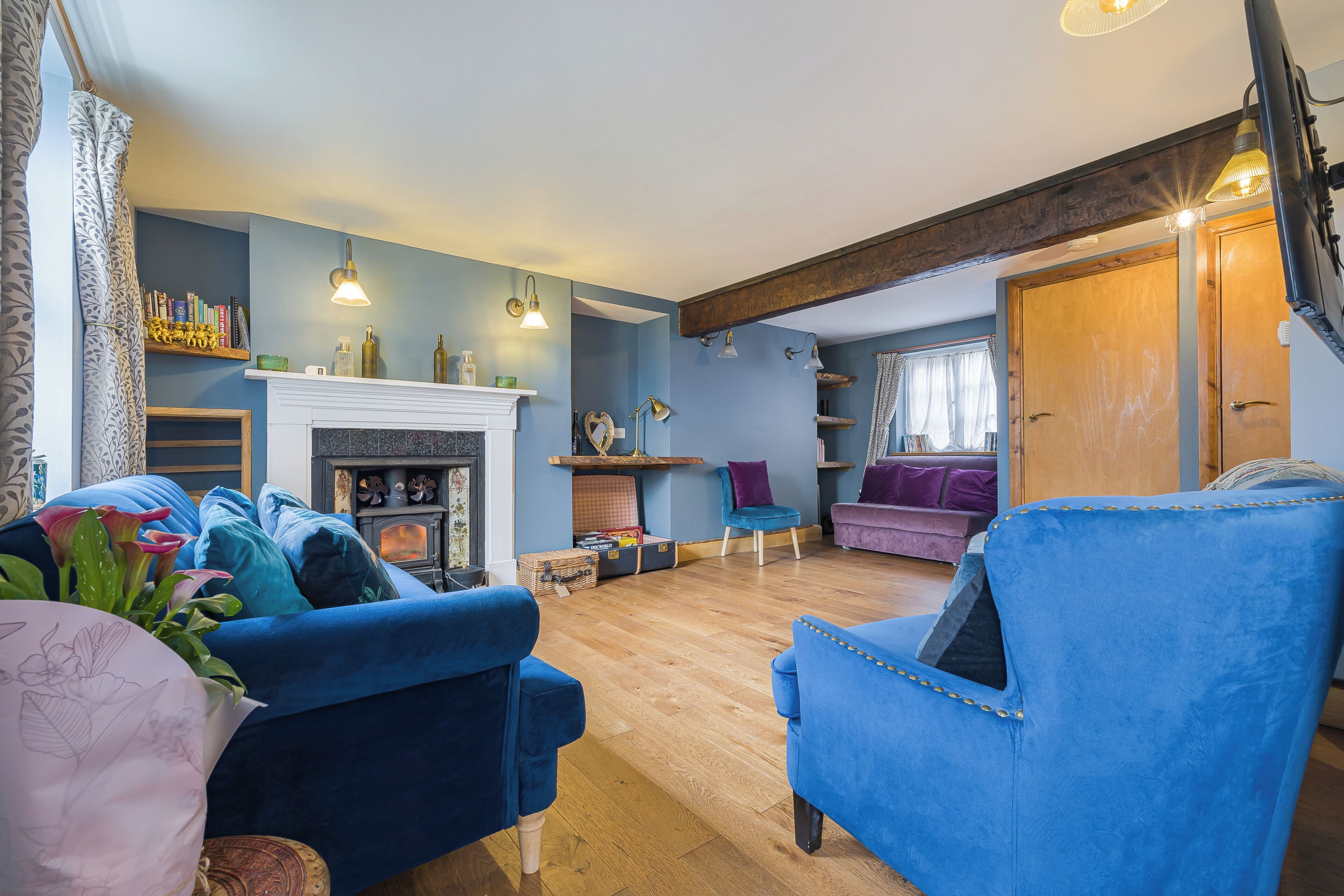 Smart TV, fireplace, books, stereo