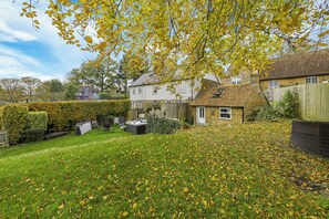 Exterior - Rustic and Quirky Comfortable Cottage with Hot Tub (Old Heathfield)