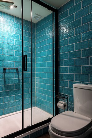 Dusch, hårtork, handdukar och tvål