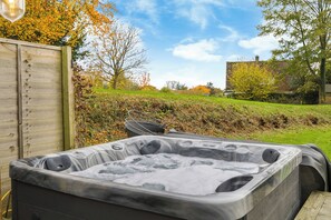 Outdoor spa tub - Rustic and Quirky Comfortable Cottage with Hot Tub (Old Heathfield)