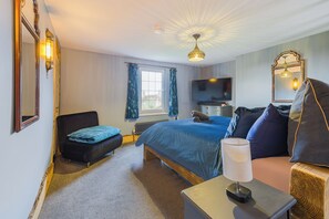 4 bedrooms, free WiFi, bed sheets - Rustic and Quirky Comfortable Cottage with Hot Tub (Old Heathfield)