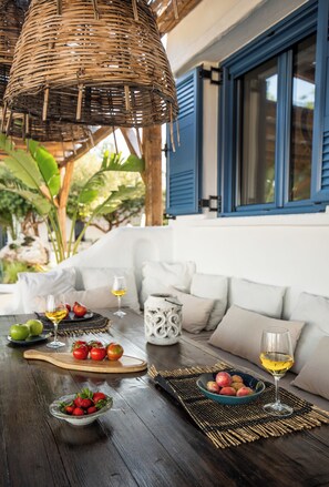 Outdoor dining - Ninémia Sea living (Rhodes)