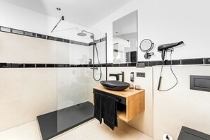 Suite | Baño | Ducha, cabezal de ducha tipo lluvia, secador de pelo y toallas