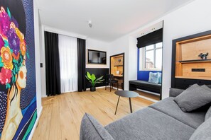 Suite | Zona de estar | Smart TV de 43 pulgadas con canales digitales, suelo radiante