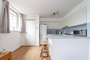 Apartment | Private kitchen | Fridge, microwave, oven, stovetop - The St Khatarine's Flat (London)