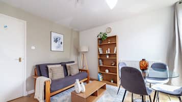 Leilighet | Oppholdsområde | En 37-tommers smart-TV med kabel-kanaler samt Netflix