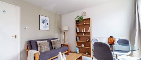 アパートメント | リビング エリア | 37 インチのスマートテレビ (ケーブル放送視聴可)、Netflix、ストリーミングサービス