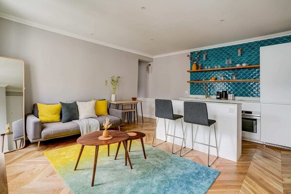 TV - SaintGermain Sojourn - Charming 2 bedroom in the Rive Gauche (Paris)