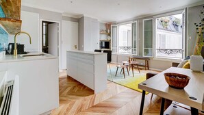 TV - SaintGermain Sojourn - Charming 2 bedroom in the Rive Gauche (Paris)