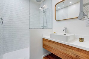 Shower, hair dryer, towels, shampoo - SaintGermain Sojourn - Charming 2 bedroom in the Rive Gauche (Paris)