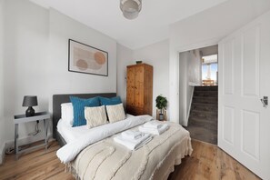 2 bedrooms, iron/ironing board, WiFi