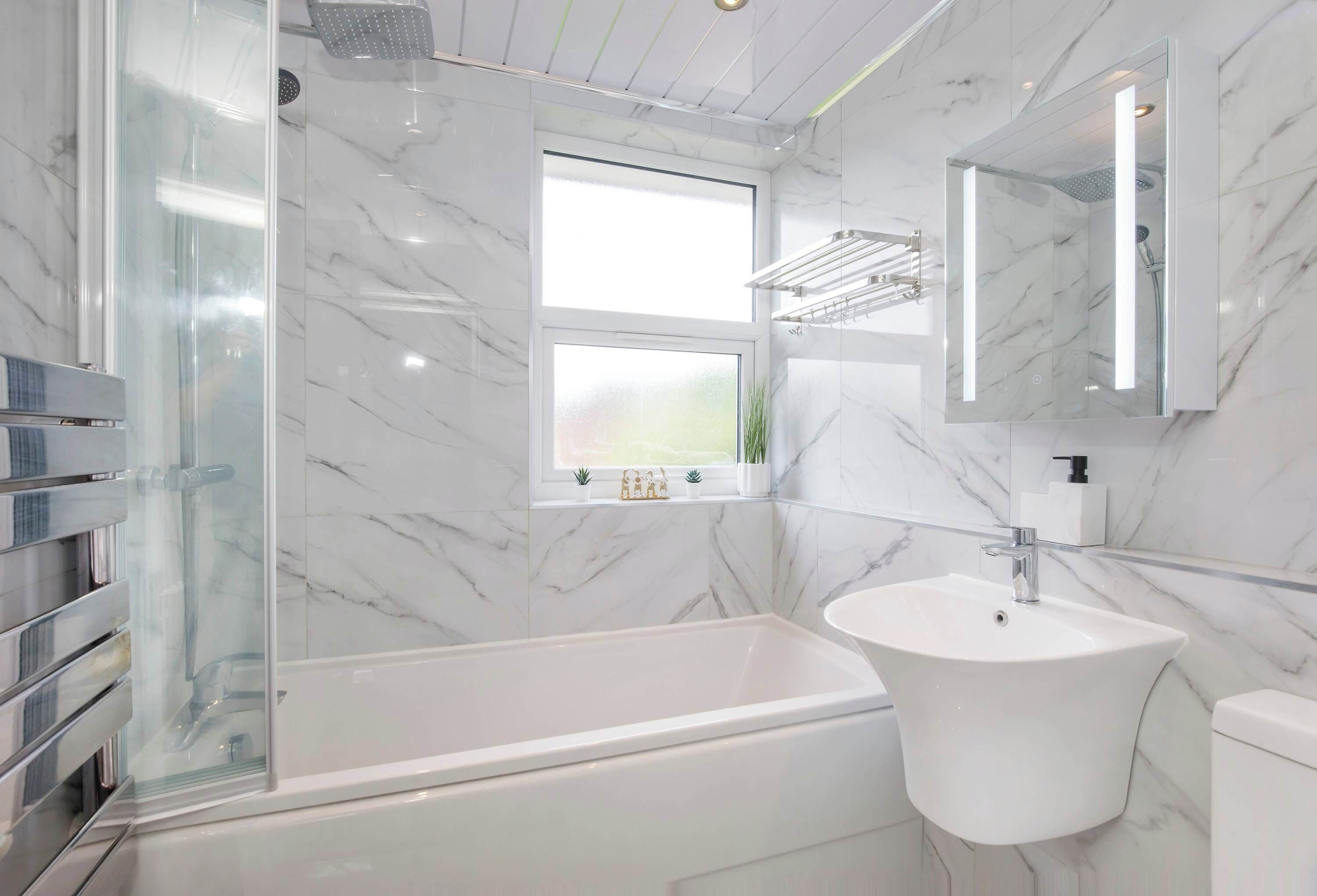 Douche, sèche-cheveux, serviettes fournies