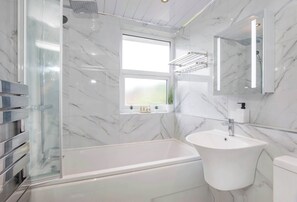 Dusj, hårføner og håndklær