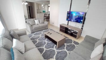 Deluxe Apartment | Ruang tamu | 24 inci sebuah televisyen pintar dengan digital