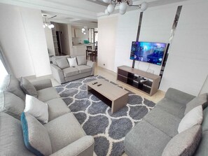 Lägenhet Deluxe | Vardagsrum | 24-tums smart-tv med digitalkanaler