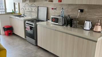 Family Apartment | Dapur peribadi | Peti sejuk, ketuhar gelombang mikro