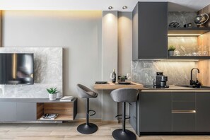 Micro-ondes, cafetière/bouilloire, grille-pain