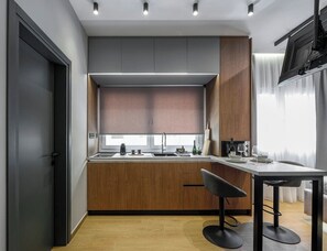 Microondas, cafetera y tetera, periquera y utensilios de cocina 