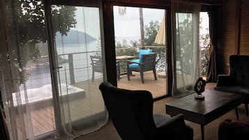 Petunya Evi | Living area