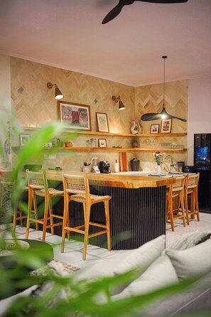 Vila conforto, 3 quartos, vista para a piscina, ao lado da piscina | Cozinha privada | Refrigerador em uma área comum, micro-ondas em uma área comum