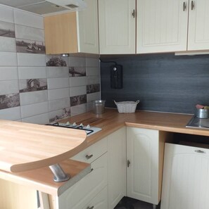 Kühlschrank, Mikrowelle, Wasserkocher mit Kaffee-/Teezubehör