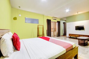 Suite | Laptop workspace, free WiFi, bed sheets - Hotel O Penginapan Viki Syariah (Pleret)