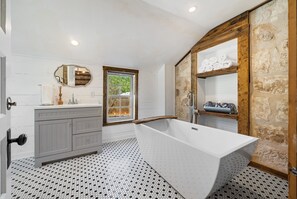 Douche, séchoir à cheveux, serviettes fournies, shampooing