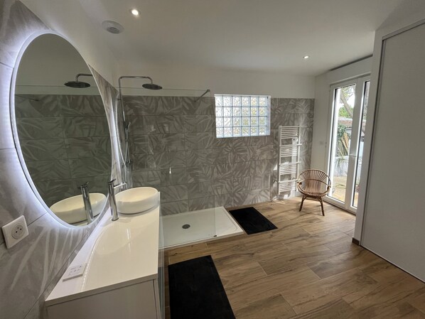 Dusche, umweltfreundliche Kosmetikartikel, Haartrockner, Handtücher