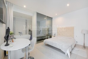 4 chambres, fer et planche à repasser, Wi-Fi, draps fournis