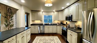 Madison Estate  · Madison Farmhouse: Lake, Wineries & Family Fun