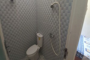 Basic Double Room | Bathroom | Shower, towels - Hotel O Homestay Gua Pindul Kang Haris (Karangmojo)
