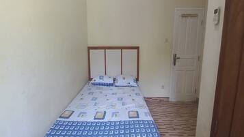 Basic Double Room | Laptop workspace, free WiFi, bed sheets
