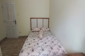 Laptop workspace, free WiFi, bed sheets - Hotel O Homestay Gua Pindul Kang Haris (Karangmojo)