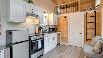 Frigorífico, microondas, horno y placa de cocina