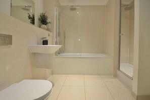 Douche, séchoir à cheveux, shampooing