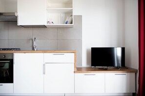 Apartament superior | Cuina privada | Placa de cuina, trona i utensilis de cuina, vaixella i coberteria 