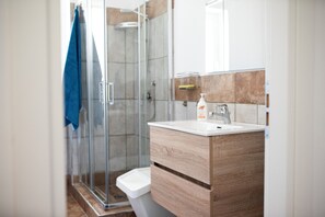 Poseidonia | Bathroom | Shower, rainfall showerhead, hair dryer, bathrobes - Sole & Pepe (Castellabate)