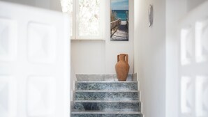 Una escalera con un jarrón en la plataforma.