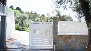 Una entrada con puerta y un cartel que dice 'SOLE&PEPE RESORT'.