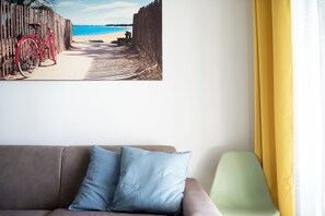 Pozzillo | Zona de estar | Una televisión LED, un altavoz inteligente, servicios de streaming